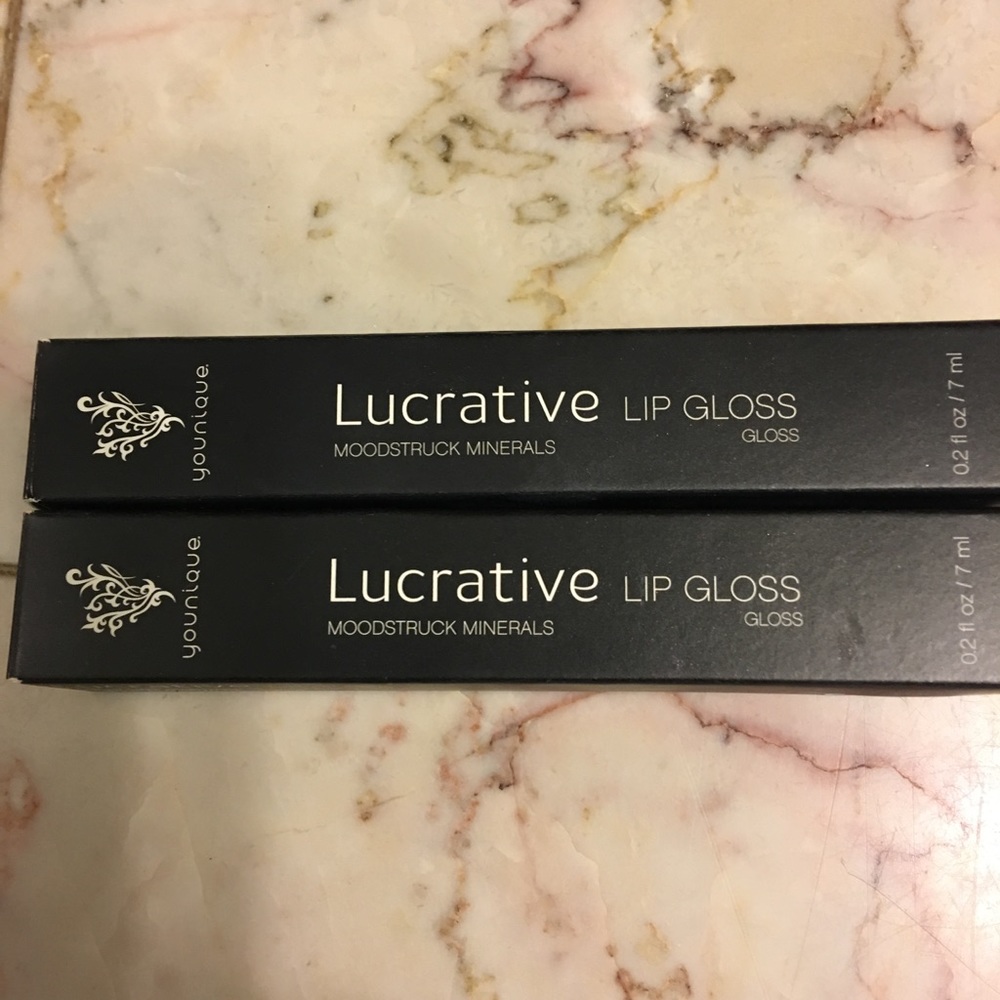Younique lipgloss